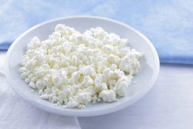 Peynir, taze peynir beyaz tabak, keçi peyniri ve mavi peçete, açık renkli, Fransız Kahvaltı, protein diyet, sağlıklı gıda, gıda, sağlık, sanat minimalizm süt ürünleri