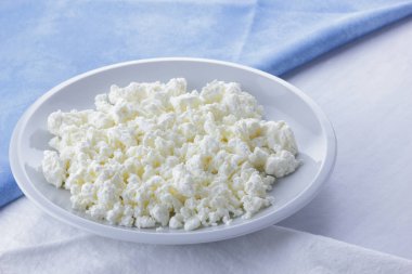 Peynir, taze peynir beyaz tabak, keçi peyniri ve mavi peçete, açık renkli, Fransız Kahvaltı, protein diyet, sağlıklı gıda, gıda, sağlık, sanat minimalizm süt ürünleri