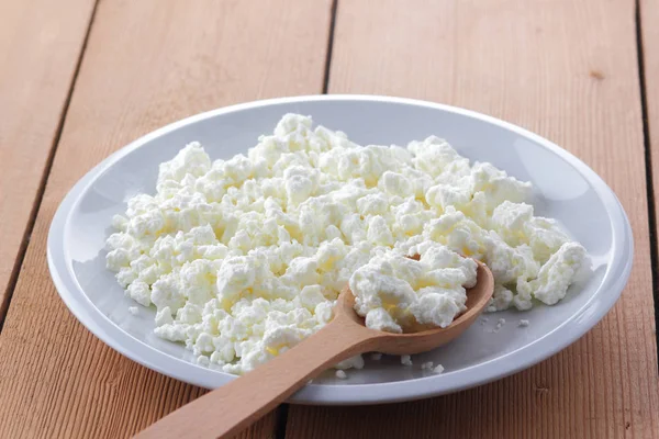 Käse Auf Hölzernem Hintergrund Frischer Quark Auf Weißem Teller Holzlöffel — Stockfoto