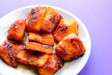 Tatlım, beyaz tabak turuncu sebze, pop art, mor arka plan, Vejetaryenlik, sağlıklı gıda, sanat kabak dilimleri ile kabak pişmiş kabak, ultraviyole arka plan