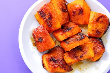 Tatlım, beyaz tabak turuncu sebze, pop art, mor arka plan, Vejetaryenlik, sağlıklı gıda, sanat kabak dilimleri ile kabak pişmiş kabak, ultraviyole arka plan