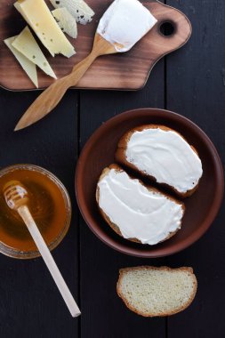 Ahşap oyun tahtası, sert peynir sandviç ile peynir, bal cam yemekleri, kopya alanı, minimalizm, peynir desen, ahşap koyu arka plan, sağlıklı gıda, ahşap çatal bıçak takımı