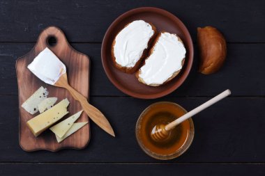 Ahşap oyun tahtası, sert peynir sandviç ile peynir, bal cam yemekleri, kopya alanı, minimalizm, peynir desen, ahşap koyu arka plan, sağlıklı gıda, ahşap çatal bıçak takımı