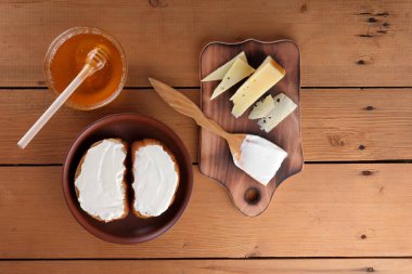 Ahşap oyun tahtası, sert peynir sandviç ile peynir, bal cam yemekleri, kopya alanı, minimalizm, peynir desen, ahşap arka plan, sağlıklı gıda, ahşap çatal bıçak takımı, basit gıda