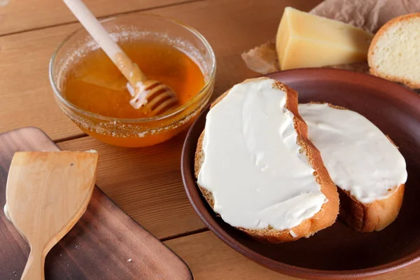 Ahşap oyun tahtası, parşömen kağıt, gıda sert peynir yumuşak peynir ile bal cam yemekleri, kopya alanı, peynir desen, ahşap arka plan, ahşap çatal bıçak takımı, basit gıda sandviç.