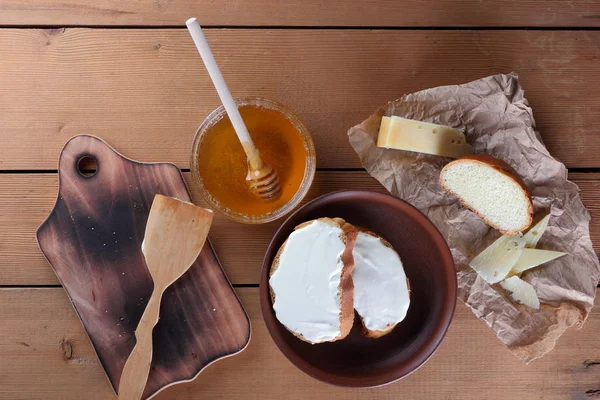 Ahşap oyun tahtası, parşömen kağıt, gıda sert peynir yumuşak peynir ile bal cam yemekleri, kopya alanı, peynir desen, ahşap arka plan, ahşap çatal bıçak takımı, basit gıda sandviç.