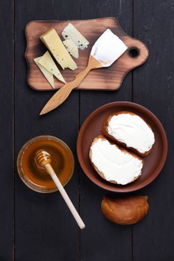 Peynir ahşap bir masa üzerinde yumuşak peynirli sandviç tatlım cam yemekleri, kopya alanı, minimalizm, peynir model, ahşap koyu arka plan, sağlıklı gıda, ahşap çatal bıçak takımı, sanat