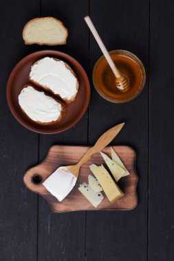 Peynir ahşap bir masa üzerinde yumuşak peynirli sandviç tatlım cam yemekleri, kopya alanı, minimalizm, peynir model, ahşap koyu arka plan, sağlıklı gıda, ahşap çatal bıçak takımı, sanat