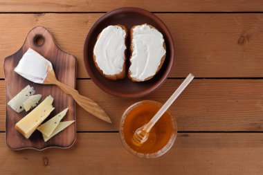 Peynir ahşap bir masa üzerinde yumuşak peynirli sandviç tatlım cam yemekleri, kopya alanı, peynir model, ahşap arka plan, ahşap çatal bıçak takımı, basit gıda, Fransız Kahvaltı, sanat