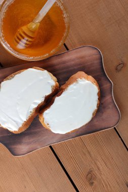 Peynir ahşap bir masa üzerinde yumuşak peynirli sandviç tatlım cam yemekleri, kopya alanı, peynir model, ahşap arka plan, ahşap çatal bıçak takımı, basit gıda, Fransız Kahvaltı, sanat