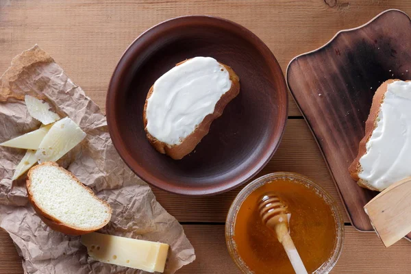 Ahşap oyun tahtası, parşömen kağıt, gıda peynir yumuşak peynir ile cam yemekleri, kopya alanı, peynir model, ahşap arka plan, ahşap çatal bıçak takımı, basit gıda, sanat bal sandviç.