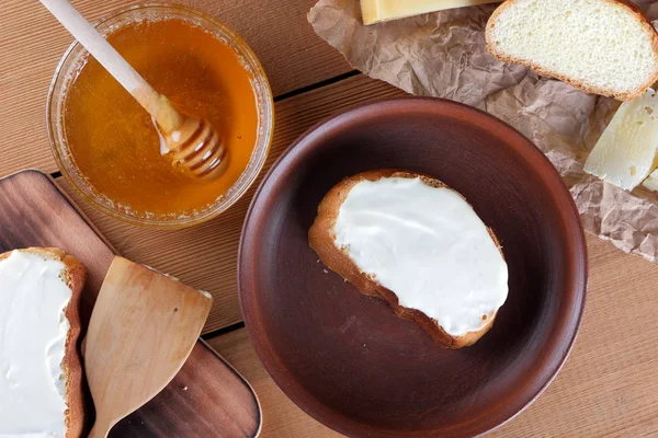 Formaggio Una Tavola Legno Cibo Carta Forno Panini Con Formaggio — Foto Stock