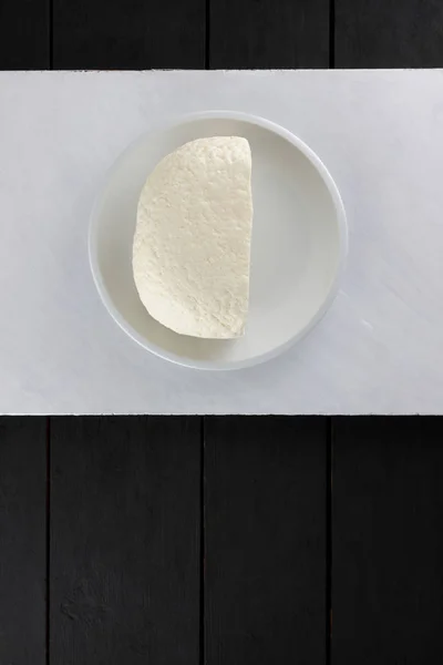 Queijo Queijo Mole Prato Branco Queijo Caseiro Uma Mesa Madeira — Fotografia de Stock