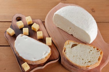 Peynir, peynir sandviç, bir ahşap masa, minimalizm, ahşap çatal bıçak takımı, tatlım, bir bardak, kopya alanı, bir parça ekmek, peynir, peynir desen, Fransız kahvaltı kefir üzerinde sert peynir
