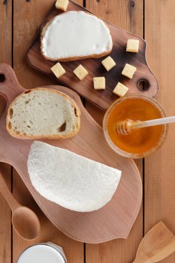 Peynir, peynir sandviç, bir ahşap masa, minimalizm, ahşap çatal bıçak takımı, tatlım, bir bardak, kopya alanı, bir parça ekmek, peynir, peynir desen, Fransız kahvaltı kefir üzerinde sert peynir