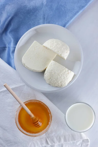 Formaggio Piatto Bianco Bicchiere Yogurt Panino Con Formaggio Morbido Minimalismo — Foto Stock