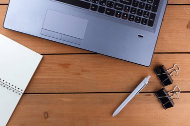 Ahşap arka plan üzerinde laptop, eski bir tablo, bir smartphone ve bir defter, kalem ve gözlük işyerinde iş kopyalama alanı, ofis mekanları minimalist tarzda, tasarımcı için yer