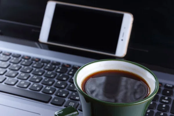 Ein Laptop Und Eine Tasse Kaffee Auf Einem Hölzernen Hintergrund — Stockfoto