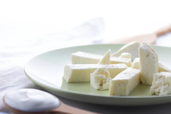 Formaggio Panna Acida Feta Piatto Verde Formaggio Morbido Sfondo Bianco — Foto Stock