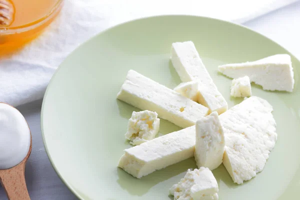 Formaggio Miele Panna Acida Feta Piatto Verde Formaggio Morbido Sfondo — Foto Stock