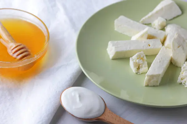 Formaggio Miele Panna Acida Feta Piatto Verde Formaggio Morbido Sfondo — Foto Stock