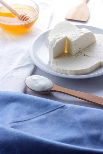 Formaggio Miele Panna Acida Feta Piatto Bianco Formaggio Morbido Sfondo — Foto Stock