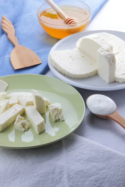 Motivo Formaggio Miele Panna Acida Feta Piatto Bianco Verde Formaggio — Foto Stock