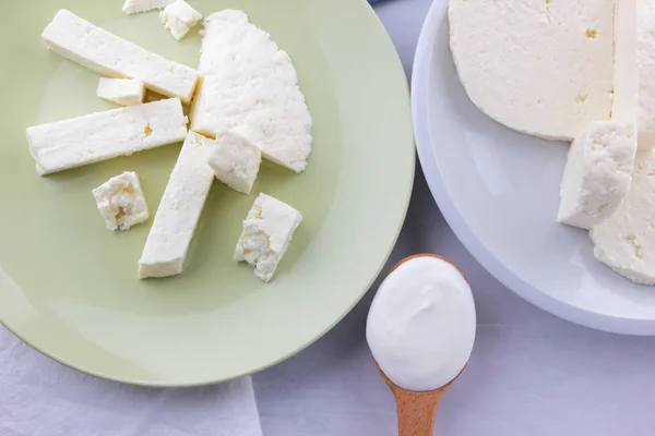 Padrão Queijo Mel Creme Azedo Feta Prato Branco Verde Queijo — Fotografia de Stock