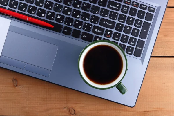 Laptop Och Kopp Kaffe Trä Bakgrund Gamla Skrivbord Smartphone Och — Stockfoto