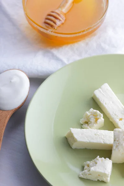 Formaggio Miele Panna Acida Feta Piatto Verde Formaggio Morbido Sfondo — Foto Stock