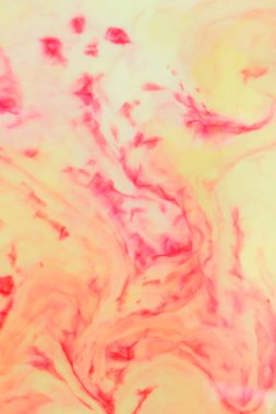 Soyut kırmızı sarı arka plan, model, sarı ve kırmızı renkte sıvı, süt, pop art, minimalist arka plan, tasarımcı için boş lekeler