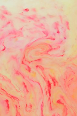 Soyut kırmızı sarı arka plan, model, sarı ve kırmızı renkte sıvı, süt, pop art, minimalist arka plan, tasarımcı için boş lekeler