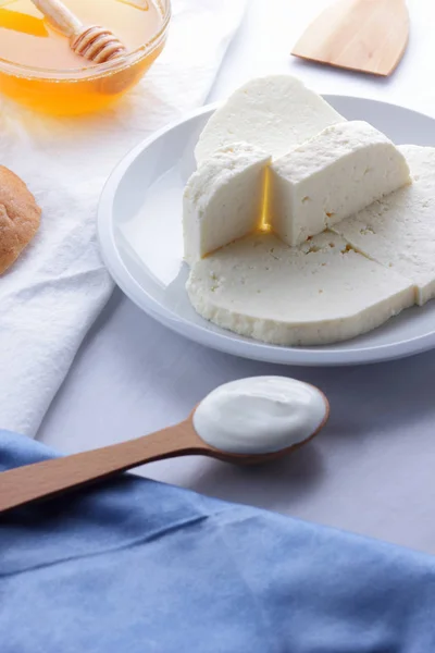 チーズ 蜂蜜とサワー クリーム 白プレート 白い背景 サワー クリーム フレンチ ブレックファースト 青いナプキン — ストック写真