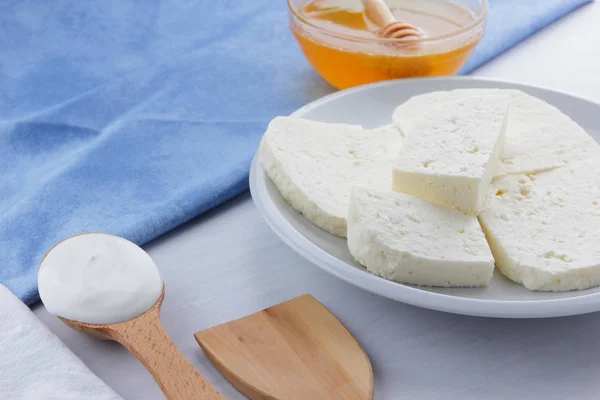 Formaggio Miele Panna Acida Feta Piatto Bianco Formaggio Morbido Sfondo — Foto Stock