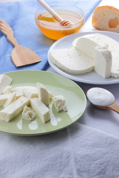 Motivo Formaggio Miele Panna Acida Feta Piatto Bianco Verde Formaggio — Foto Stock