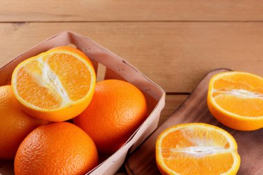 Portakal mezarda ahşap arka plan, retro tarzında narenciye üzerinde kahverengi bir arka plan üzerinde alan, turuncu meyveler, tropikal meyve bir kutusu bir tablo, yarım portakal bir vegan, sanat kopyalama