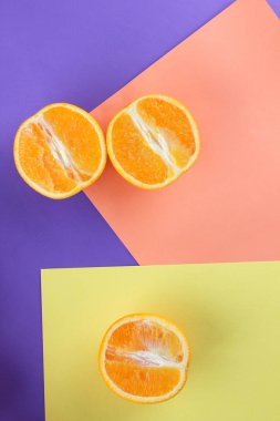 Bütün ve dilimlenmiş meyve portakal mor arka plan, pop sanat tarzı, narenciye üzerinde kopyalama alanı, portakal renkli bir arka plan üzerinde bir sürü rakamlar tropikal meyve bir tabloda, ultraviyole