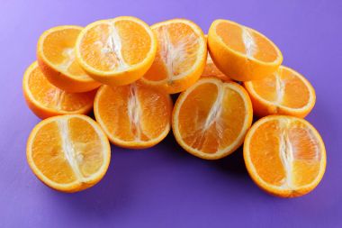 Meyve Portakal mor bir arka planda turuncu devrede de vegan, narenciye Kahvaltı, meyve pop sanat desen, dilimlenmiş için bir sürü vitamin ayarlamak tasarımcısı, sulu turuncu meyve, sanat