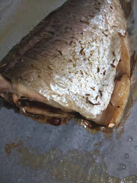 Cozido Forno Carpa Prata Peixe Cozido Pergaminho Comida Saudável Comida — Fotografia de Stock