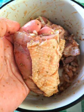 Süreci çerçevesinde, ev mutfak, et baharatlar ve Marine, basit gıda, tavuk eti ripping çiğ et, ördek et parçası el Marine, el