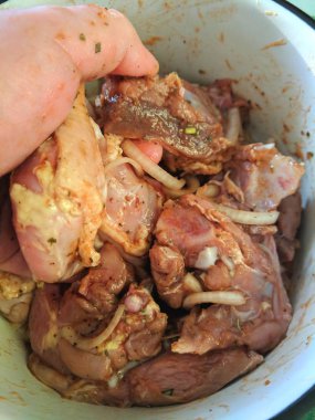 Süreci çerçevesinde, ev mutfak, et baharatlar ve Marine, basit gıda, tavuk eti ripping çiğ et, ördek et parçası el Marine, el