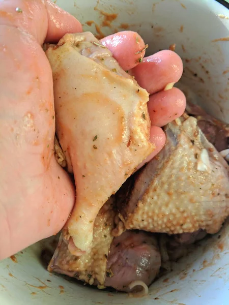 Proses Mengasinkan Daging Mentah Potongan Daging Bebek Tangan Tangan Dalam — Stok Foto