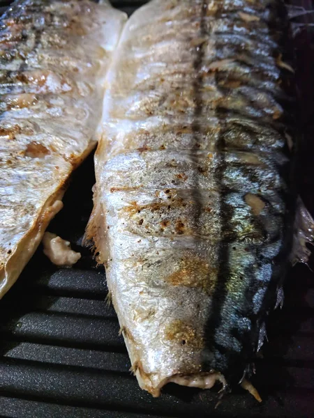 Caballa Cocinada Parrilla Pescado Con Corteza Dorada Cocina Casera Superficie — Foto de Stock