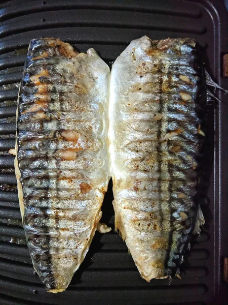 烤鲭鱼 带金色烤皮的鱼 自制美食 黑色烤面 亚洲美食 假日餐桌上的炸鱼 复古风格的食物 — 图库照片
