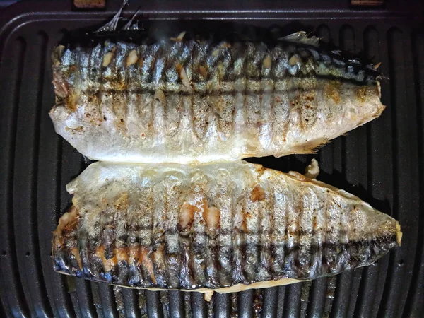 Макрель Приготовленная Гриле Рыба Золотой Выпечкой Домашняя Кухня Черная Гриль — стоковое фото