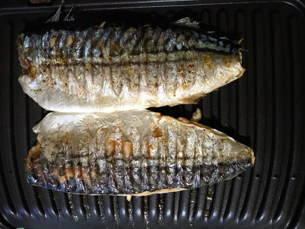 Σκουμπρί Ψημένα Στη Σχάρα Ψάρια Χρυσή Ψημένα Κρούστα Σπιτική Κουζίνα — Φωτογραφία Αρχείου