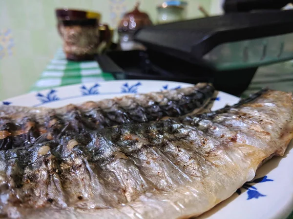 烤鲭鱼 带金色烤皮的鱼 自制美食 黑色烤面 亚洲美食 假日餐桌上的炸鱼 复古风格的食物 — 图库照片