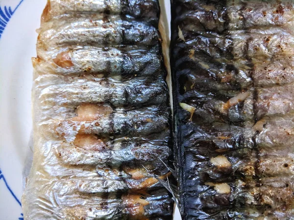 Uskumru Üzerinde Pişmiş Izgara Altın Pişmiş Kabuk Yapımı Yemekler Siyah — Stok fotoğraf