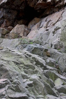 Granit kayalar hatalarıyla birlikte bir arka plan eski taş, tektonik hareketler, bir granit duvar imha, Dünya gezegeninin ekolojik sorunları, iklim değişikliği, doğal bir desen