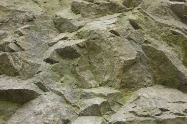 Granit kayalar hatalarıyla birlikte bir arka plan eski taş, tektonik hareketler, bir granit duvar imha, Dünya gezegeninin ekolojik sorunları, iklim değişikliği, doğal bir desen